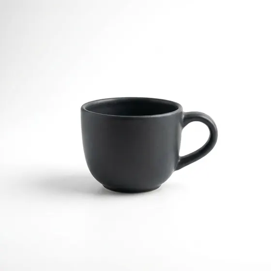 Freigestellte Produktaufnahme einer Keramiktasse auf weißem Grund